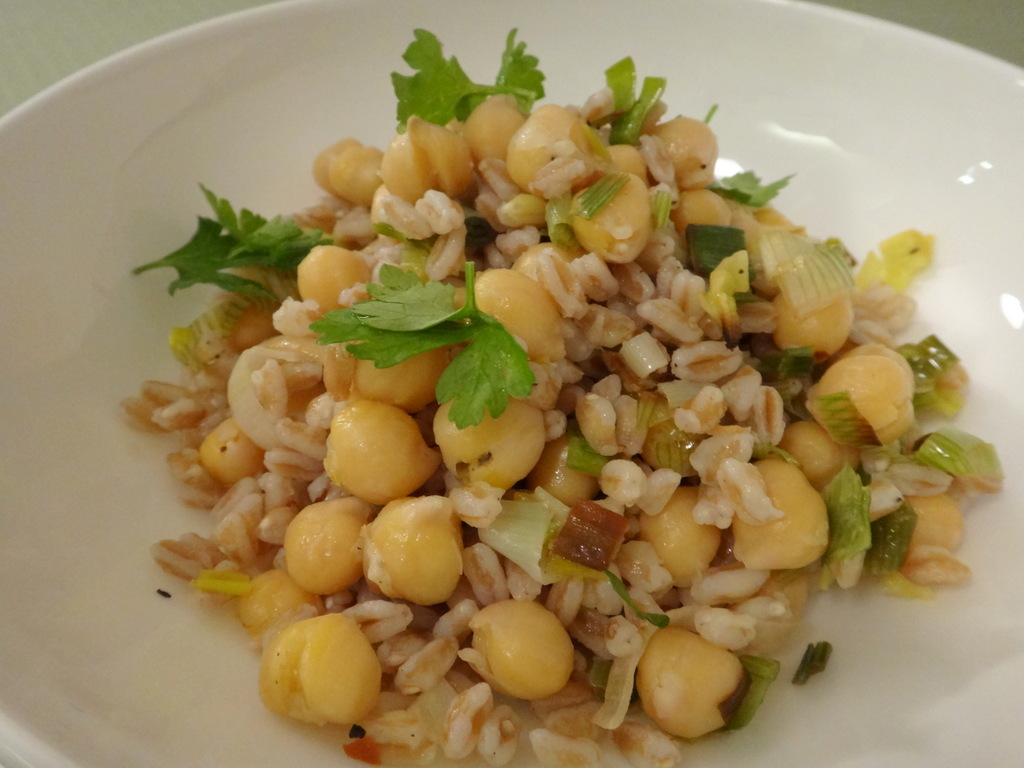 Farro salad with chickpeas and roasted leeks